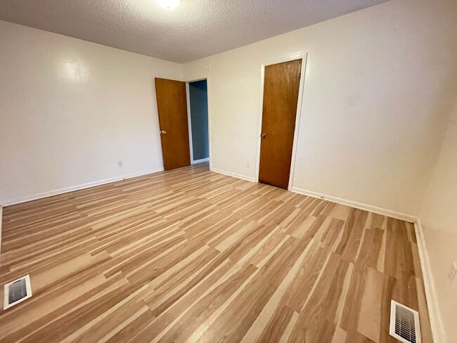 Building Photo - Fantastic location near downtown Pittsboro for this 2br duplex !