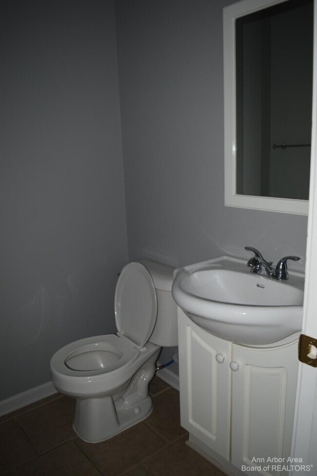 Building Photo - 8549 Hawthorn Hill