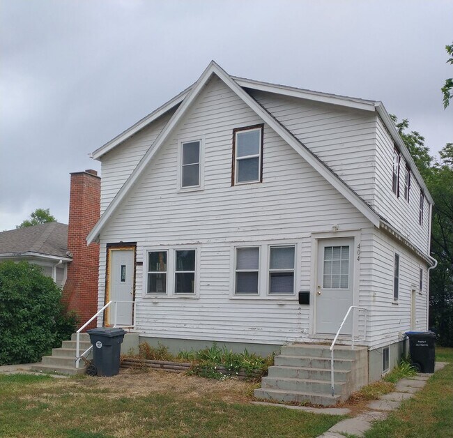 Building Photo - $1100 - 2 Bedroom 1 Bath Duplex - Walk to ...