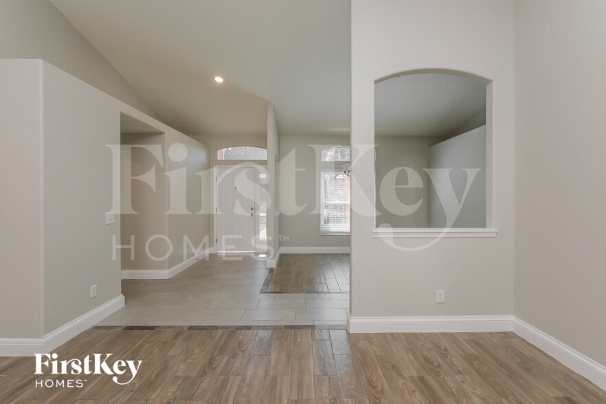 Building Photo - 7536 Regents Garden Way