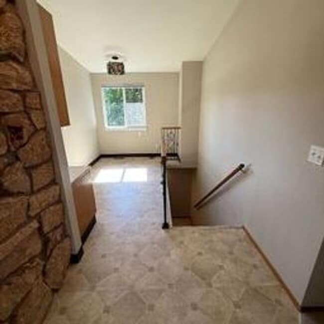 Building Photo - Beautiful home in highly desirable Bellevue neighborhood.