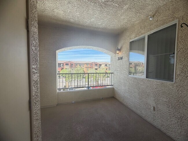 Building Photo - GUARD GATED TOP FLOOR PRIVATE 1 BED CONDO FEATURING A DETACHED 1 CAR GARAGE