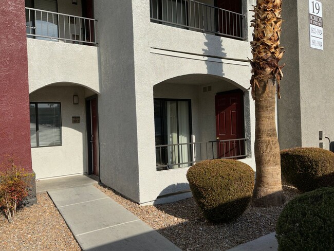 Building Photo - 2 bed 2 bath downstairs condo Gated commun...