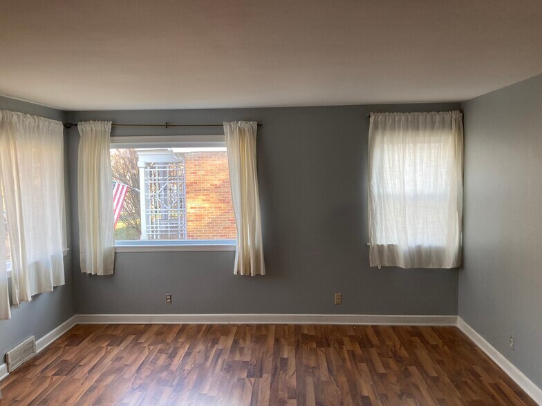 Building Photo - 4631 W Midland Dr