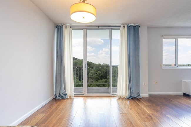 Building Photo - Renovated 1 BR 1 Ba in Hunting Creek Club