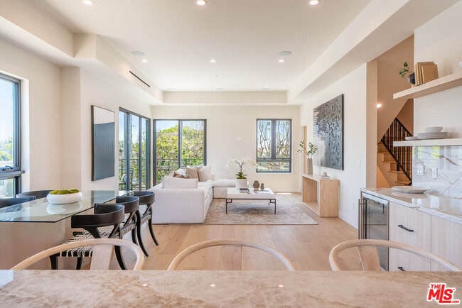 Building Photo - 1863 Barry Ave