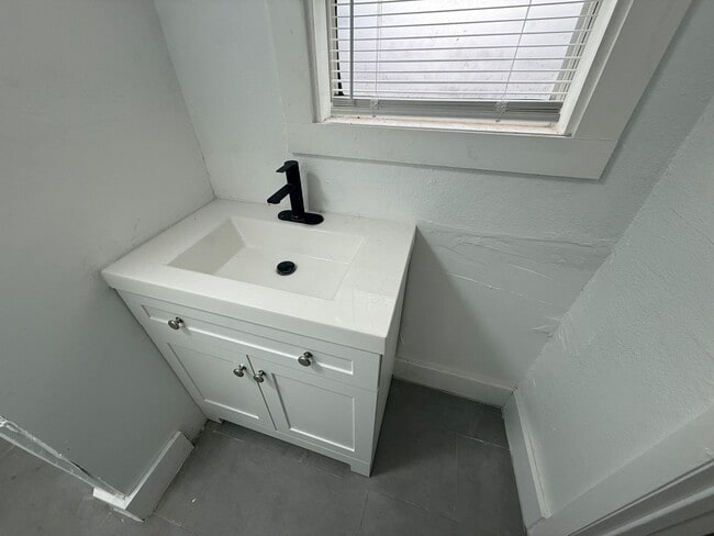 Building Photo - Remodeled 3/2 Childs Park Available Now ! Ask about move in specials!