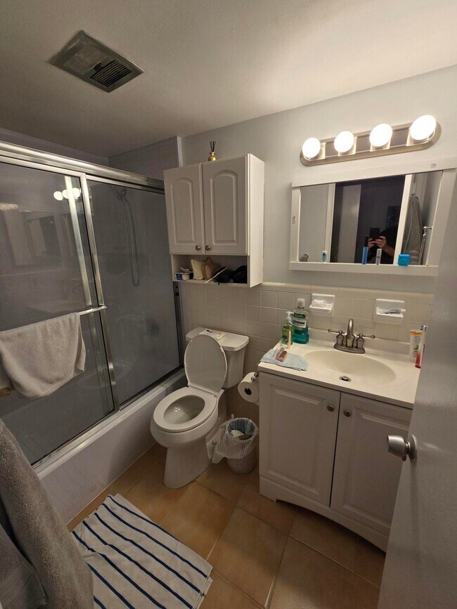 Building Photo - 60 Venetian Dr