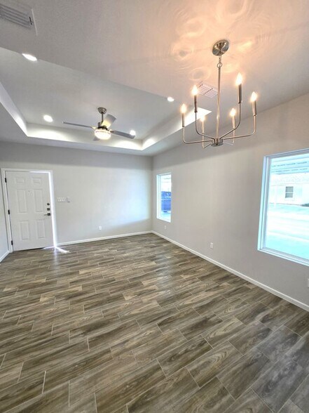 Building Photo - 913 N Clarence Ave