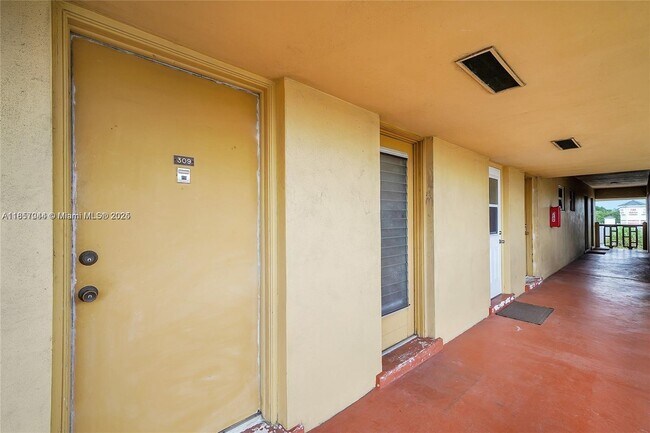 Building Photo - 1050 E Sample Rd