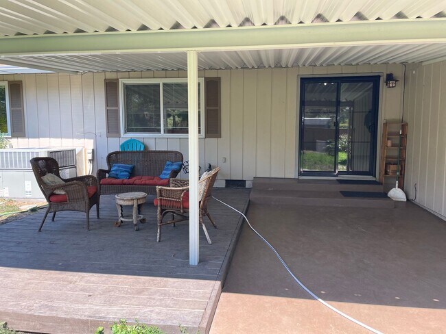 Building Photo - East Medford 3 Bedroom 2 Bathroom
