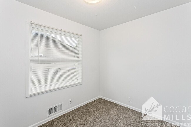 Building Photo - 1422 Cloverdale Dr