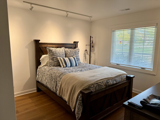 Building Photo - 521 N Oak St