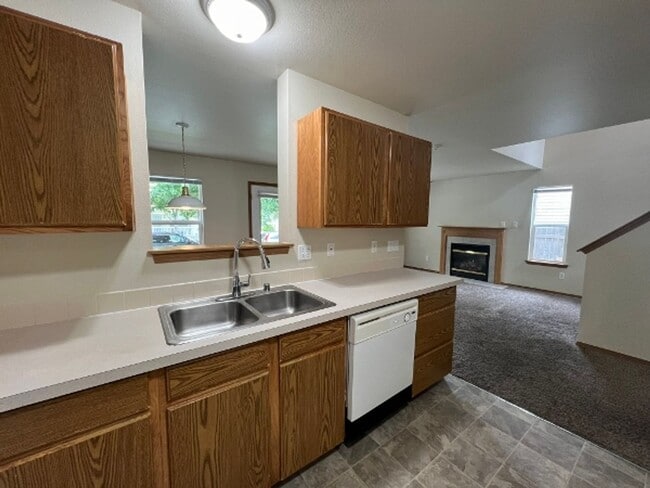 Building Photo - College Spring 3BD w/ New Carpet