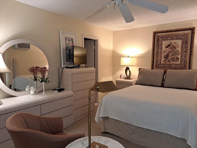 Building Photo - 336 Oakridge N