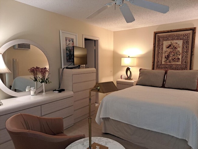 Building Photo - 336 Oakridge S