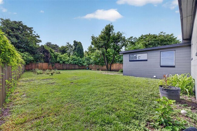 Building Photo - 1317 Cloverlawn Ave