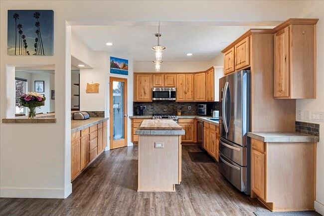 Building Photo - 1622 NW Rimrock Dr