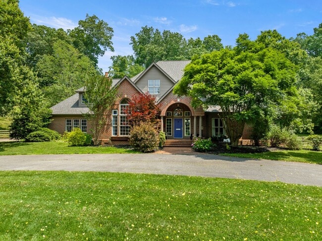 Building Photo - Spacious 6-Bedroom Furnished Home Near Ash...