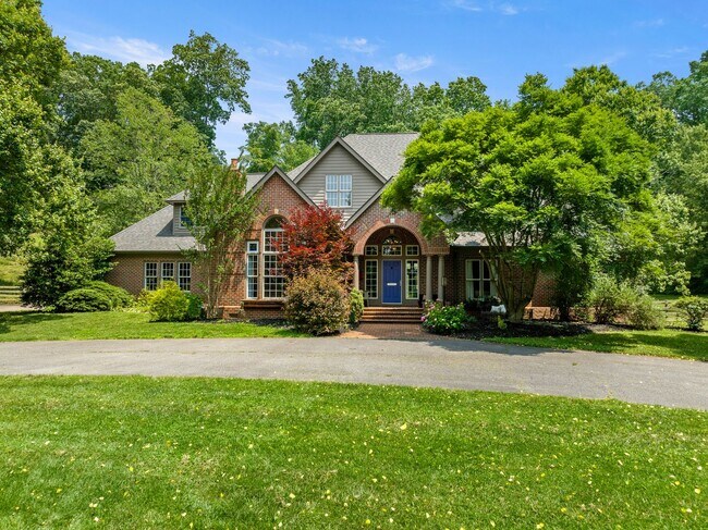 Building Photo - Spacious 6-Bedroom Furnished Home Near Asheville – Privacy, Comfort & Convenience!