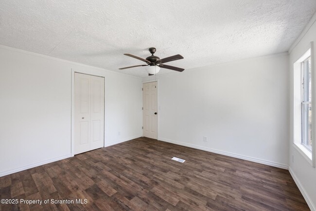 Building Photo - 720 Edgebrook Dr