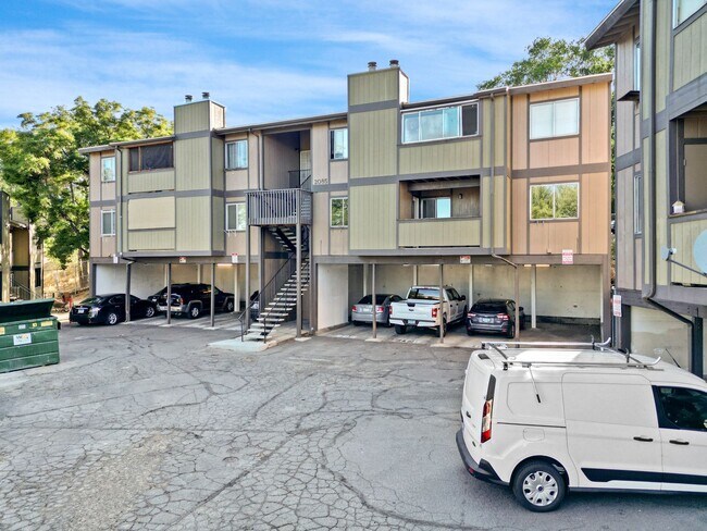 Building Photo - 2 bedroom, 2 bath Condo for rent in Reno, water, sewer and trash included.