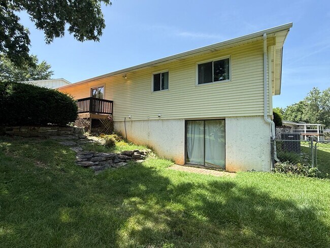 Building Photo - 5360 Glencullen Way