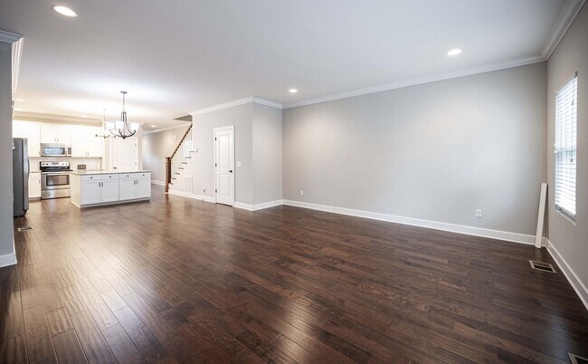 Building Photo - 4 Bedroom 2.5 Bathroom Home