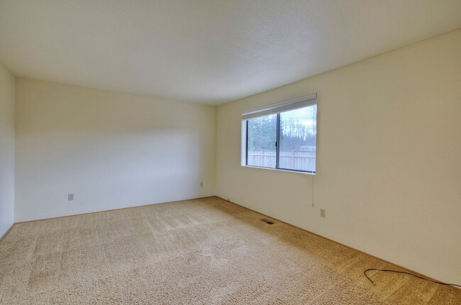 Building Photo - Bright & Spacious Rambler off of Cul-de-Sac