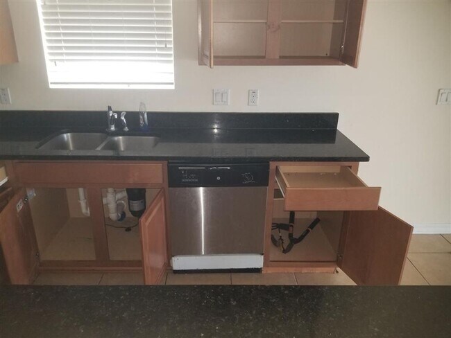 Building Photo - Move in Ready Home in Great Location