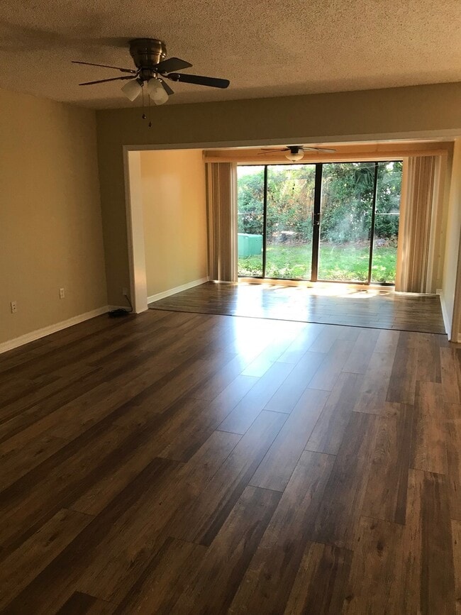 Building Photo - FABULOUS 3/2.5 Townhome In Wonderful Lake ...