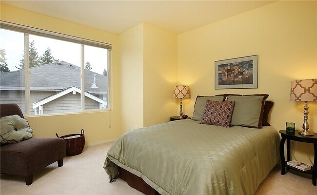 Building Photo - A Cambridge Townhome with 2 Beds and 2.5 B...
