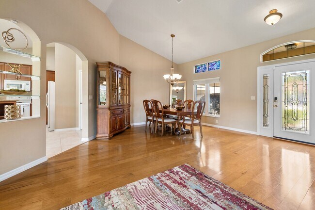 Building Photo - Fully furnished home