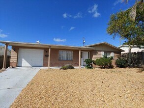 Building Photo - 2/1/1 with BONUS ROOM, 1000 Sq. Ft. with custom tile in bathroom & renovated kitchen!!