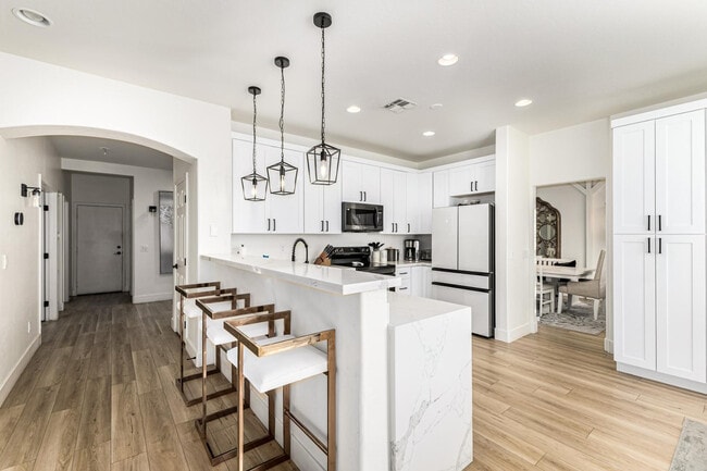 Building Photo - 2707 W Lamar Rd