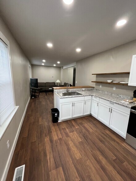 Building Photo - 810 E 8th St