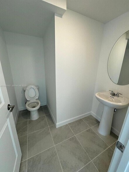 Building Photo - 724 SE 13th St Cir