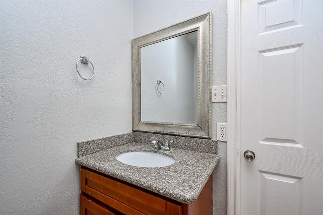 Building Photo - 455 Glenburnie Dr