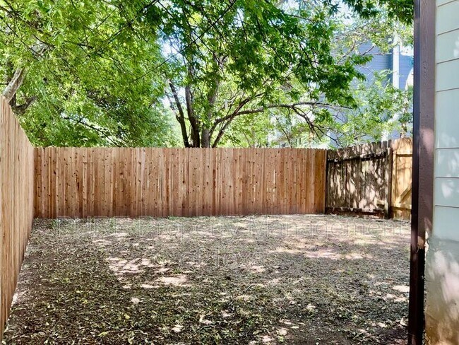 Building Photo - 417-418 Parkhill Cv