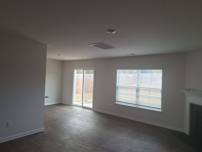 Building Photo - HURRY FEBRUARY MOVE IN SPECIAL - Fantastic...