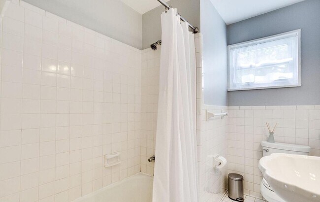 Building Photo - Beautiful 4 BR/2 BA Single-Family Home in ...