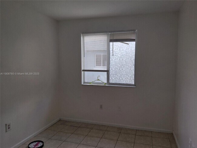 Building Photo - 13950 NE 2nd Ave