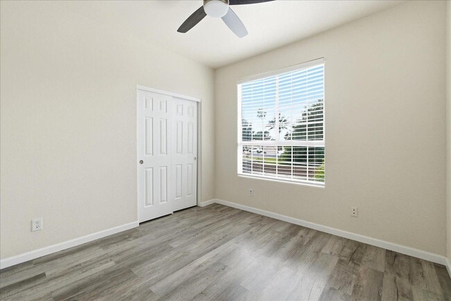 Building Photo - 1633 E Lakeside Dr