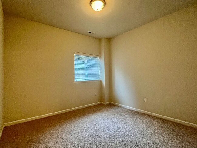 Building Photo - Spacious 5-Bedroom Home for Rent in Kenmore