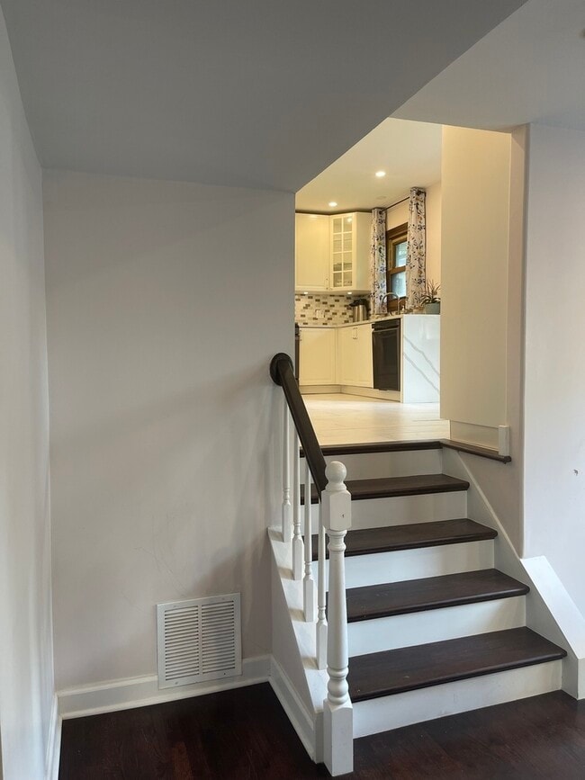 Building Photo - 1925 E Waverly Ln