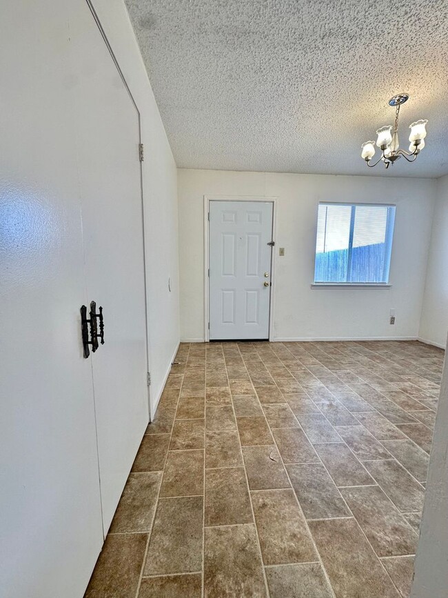 Building Photo - Now Available - 2-Bed 2-Bath Duplex in Gre...