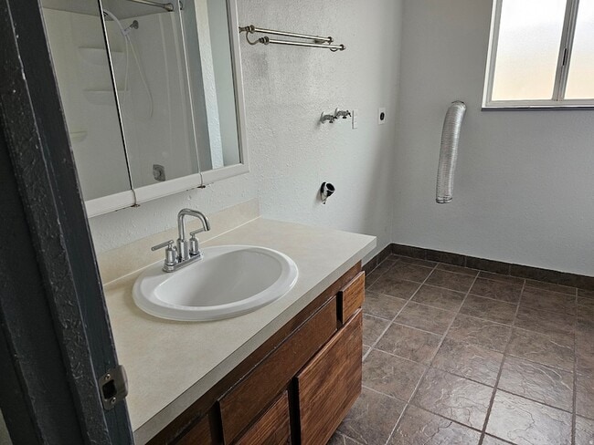 Building Photo - 215 N 400 W