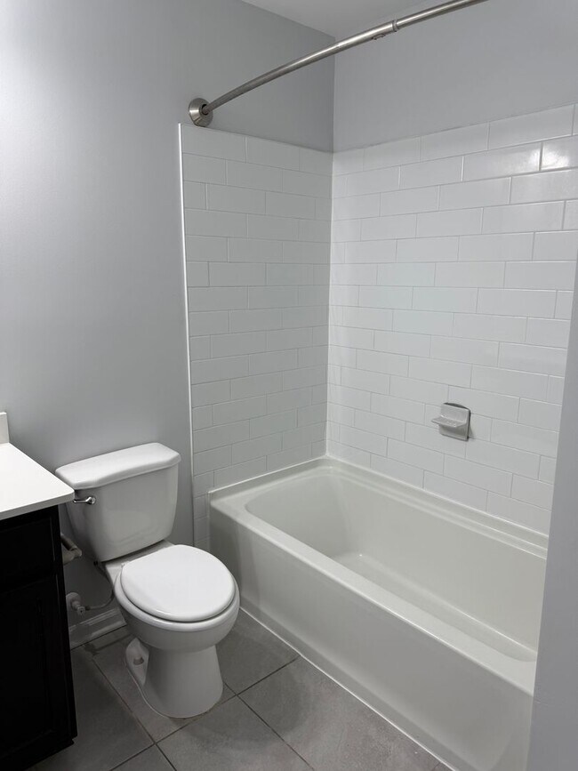 Building Photo - LARGE THREE BEDROOM TOWNHOME in PARKLAND SCHOOLS