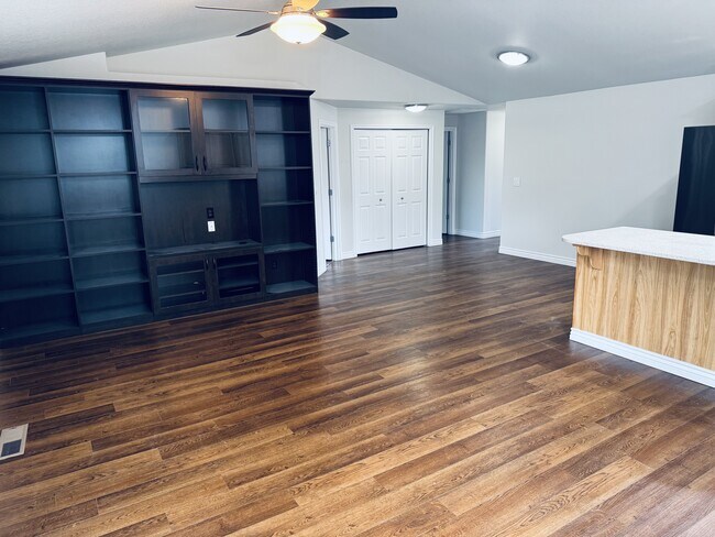 Building Photo - 211 Iowa St