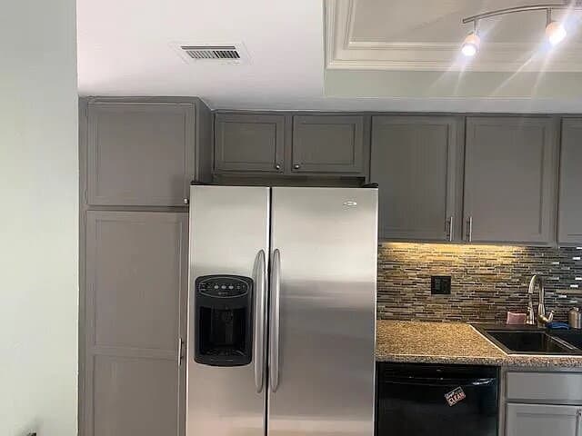 Building Photo - "Chic Desert Living: Spacious 2-Bed, 2-Bath Oasis in Palm Springs!"